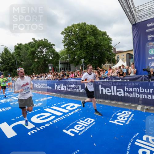 29.06.2025 - hella hamburg halbmarathon Zöllner http://msf.ph/oto/8445759 29.06.2025 10:57:35 Ziel 1239, 2236, 2652, 3435, 4502, 5015, 5134, 5457, 5458, 5728, 6281, 6302, 8393, 12144, 13245, 14571, 15695, 16093, 17758 meine-sportfotos.de
