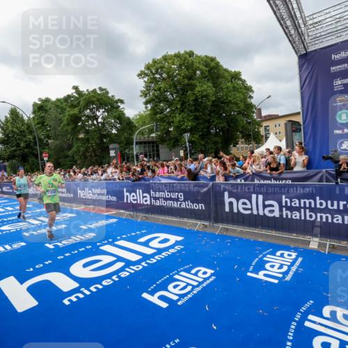 29.06.2025 - hella hamburg halbmarathon Zöllner http://msf.ph/oto/8445823 29.06.2025 10:57:37 Ziel 1239, 2236, 2652, 4502, 5015, 5134, 5457, 5458, 5728, 12144, 13245, 14571, 14951, 15220, 17769, 17814 meine-sportfotos.de