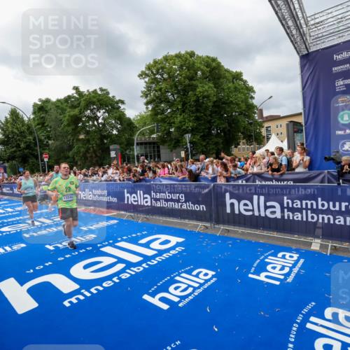 29.06.2025 - hella hamburg halbmarathon Zöllner http://msf.ph/oto/8445845 29.06.2025 10:57:37 Ziel 1239, 2236, 2652, 4502, 5015, 5134, 5457, 5458, 5728, 12144, 13245, 14571, 14951, 15220, 17769, 17814 meine-sportfotos.de