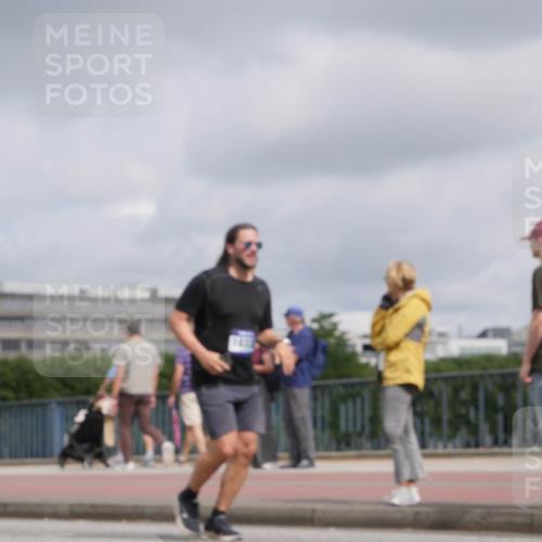 29.06.2025 - hella hamburg halbmarathon Luisa Fischer http://msf.ph/oto/8445872 29.06.2025 10:27:56 Kennedybrücke 1389, 2944, 3421, 4719, 5358, 7920, 8167 meine-sportfotos.de