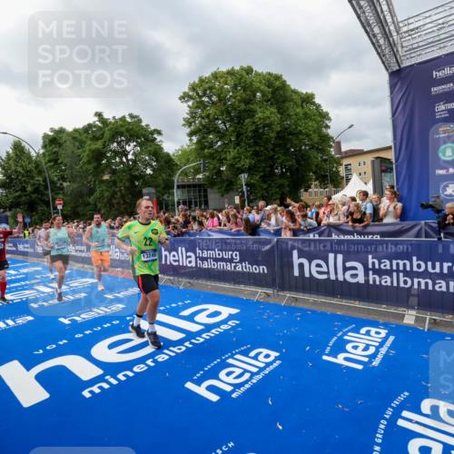 29.06.2025 - hella hamburg halbmarathon Zöllner http://msf.ph/oto/8445900 29.06.2025 10:57:37 Ziel 1239, 2236, 2652, 4502, 5015, 5134, 5457, 5458, 5728, 12144, 13245, 14571, 14951, 15220, 17769, 17814 meine-sportfotos.de