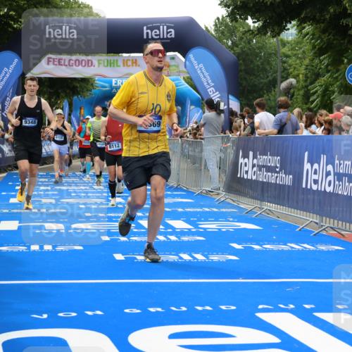 29.06.2025 - hella hamburg halbmarathon Strokosch-Dieckow http://msf.ph/oto/8445952 29.06.2025 10:49:13 Ziel 2013, 4183, 4185, 4832, 6158, 6389, 8112, 9348, 10053, 10184, 10189, 11819, 13450, 14526, 15422, 15523, 16369, 16414, 16731, 17173, 18598, 18842 meine-sportfotos.de