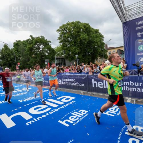 29.06.2025 - hella hamburg halbmarathon Zöllner http://msf.ph/oto/8445959 29.06.2025 10:57:38 Ziel 1239, 2236, 2606, 2652, 4502, 5015, 5134, 5457, 5458, 5728, 13245, 14571, 14951, 15220, 17769, 17814 meine-sportfotos.de
