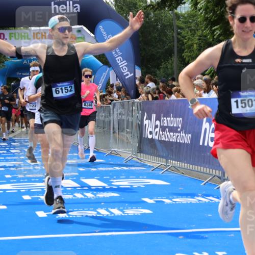 29.06.2025 - hella hamburg halbmarathon Strokosch-Dieckow http://msf.ph/oto/8445988 29.06.2025 10:39:25 Ziel 1343, 2546, 2972, 6037, 6152, 7152, 7154, 8346, 9116, 9265, 12335, 12372, 14359, 15013, 15336, 15866, 15965 meine-sportfotos.de