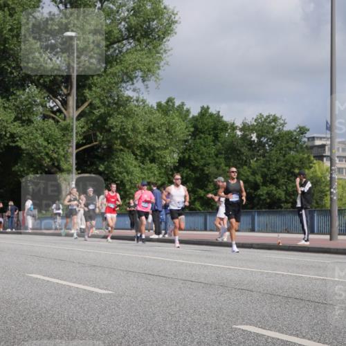 29.06.2025 - hella hamburg halbmarathon Luisa Fischer http://msf.ph/oto/8446007 29.06.2025 09:46:59 Kennedybrücke 16377, 2021, 5367, 8473, 8731, 10848 meine-sportfotos.de