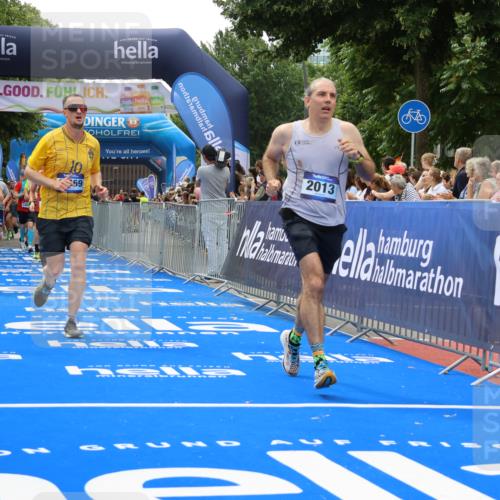 29.06.2025 - hella hamburg halbmarathon Strokosch-Dieckow http://msf.ph/oto/8446016 29.06.2025 10:49:13 Ziel 2013, 4183, 4185, 4832, 6158, 6389, 8112, 9348, 10053, 10184, 10189, 11819, 13450, 14526, 15422, 15523, 16369, 16414, 16731, 17173, 18598, 18842 meine-sportfotos.de