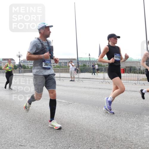 29.06.2025 - hella hamburg halbmarathon Lena Gebhardt http://msf.ph/oto/8446023 29.06.2025 10:30:03 Lombardsbrücke 2302, 3613, 10162, 5322, 1063, 1097, 1547, 1694, 2302, 2699, 2901, 3443, 3524, 3573, 3613, 4395, 4580, 5063, 5322, 5350, 6598, 6616, 6626, 7832, 8388, 8792, 8941, 9095, 9937, 10162, 10880, 11269, 11376, 11444, 11634, 12216, 12227, 12305, 12349, 12350, 12504, 12537, 12710, 13031, 13418, 13810, 14304, 15266, 16182, 16306, 16601, 16604, 16735, 16769, 17529, 17945, 18046, 18385, 18503, 18671 meine-sportfotos.de