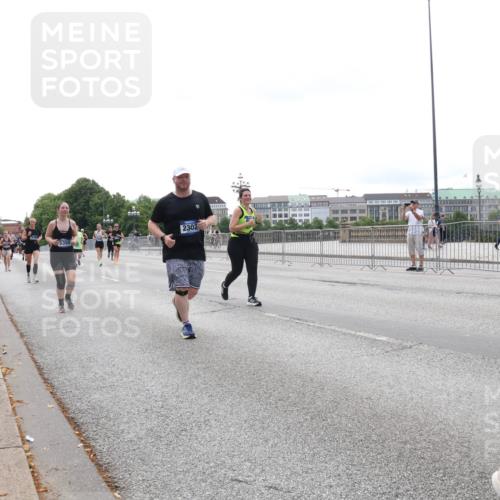 29.06.2025 - hella hamburg halbmarathon Lena Gebhardt http://msf.ph/oto/8446075 29.06.2025 10:30:03 Lombardsbrücke 2302, 31, 1063, 1097, 1547, 1694, 2302, 2699, 2901, 3443, 3524, 3573, 3613, 4395, 4580, 5063, 5322, 5350, 6598, 6616, 6626, 7832, 8388, 8792, 8941, 9095, 9937, 10162, 10880, 11269, 11376, 11444, 11634, 12216, 12227, 12305, 12349, 12350, 12504, 12537, 12710, 13031, 13418, 13810, 14304, 15266, 16182, 16306, 16601, 16604, 16735, 16769, 17529, 17945, 18046, 18385, 18503, 18671 meine-sportfotos.de