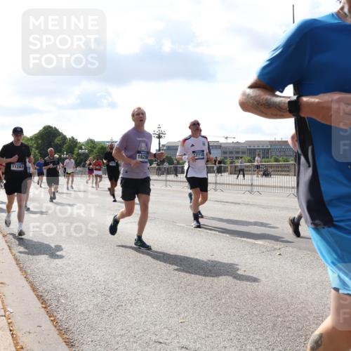 29.06.2025 - hella hamburg halbmarathon Lena Gebhardt http://msf.ph/oto/8446092 29.06.2025 09:53:28 Lombardsbrücke 7718, 16286, 11283, 3146, 1012, 1391, 1466, 1558, 1735, 1750, 1759, 2048, 2213, 2234, 2365, 2402, 2590, 2623, 2890, 2937, 2970, 3004, 3146, 3186, 3304, 3414, 3907, 3928, 4091, 4140, 4247, 4310, 4553, 4997, 5022, 5132, 5362, 5460, 5532, 5623, 5624, 5650, 5692, 6071, 6081, 6152, 6203, 6282, 6375, 6388, 6460, 6712, 6903, 7147, 7204, 7322, 7385, 7448, 7450, 7480, 7765, 8063, 8145, 8664, 9126, 9626, 9633, 9723, 9965, 13009 meine-sportfotos.de