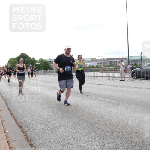 29.06.2025 - hella hamburg halbmarathon Lena Gebhardt http://msf.ph/oto/8446099 29.06.2025 10:30:04 Lombardsbrücke 2302, 9095, 1063, 1097, 1547, 1694, 2302, 2699, 2901, 3443, 3573, 3613, 4395, 4580, 5063, 5322, 5350, 6598, 6616, 6626, 8388, 8792, 8941, 9095, 9937, 10162, 10880, 11269, 11376, 11444, 11634, 12216, 12227, 12305, 12349, 12350, 12504, 12537, 12710, 13031, 13418, 13810, 14304, 15266, 16182, 16601, 16604, 16735, 16769, 17529, 18046, 18385, 18503, 18671 meine-sportfotos.de