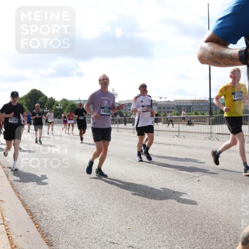 29.06.2025 - hella hamburg halbmarathon Lena Gebhardt http://msf.ph/oto/8446113 29.06.2025 09:53:28 Lombardsbrücke 11283, 1551, 16286, 13450, 1012, 1391, 1466, 1558, 1735, 1750, 1759, 2048, 2213, 2234, 2365, 2402, 2590, 2623, 2890, 2937, 2970, 3004, 3146, 3186, 3304, 3414, 3907, 3928, 4091, 4140, 4247, 4310, 4553, 4997, 5022, 5132, 5362, 5460, 5532, 5623, 5624, 5650, 5692, 6071, 6081, 6152, 6203, 6282, 6375, 6388, 6460, 6712, 6903, 7147, 7204, 7322, 7385, 7448, 7450, 7480, 7765, 8063, 8145, 8664, 9126, 9626, 9633, 9723, 9965, 13009 meine-sportfotos.de