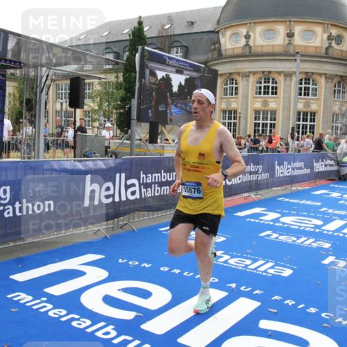 29.06.2025 - hella hamburg halbmarathon Michael Strokosch http://msf.ph/oto/8446140 29.06.2025 10:27:29 Ziel 4678, 9804, 13941, 14019, 15576, 18567, 19114 meine-sportfotos.de