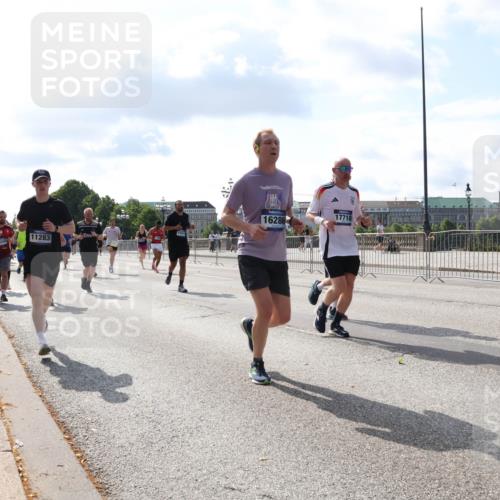 29.06.2025 - hella hamburg halbmarathon Lena Gebhardt http://msf.ph/oto/8446155 29.06.2025 09:53:28 Lombardsbrücke 11283, 16286, 17718, 1012, 1391, 1466, 1558, 1735, 1750, 1759, 2048, 2213, 2234, 2365, 2402, 2590, 2623, 2890, 2937, 2970, 3004, 3146, 3186, 3304, 3414, 3907, 3928, 4091, 4140, 4247, 4310, 4553, 4997, 5022, 5132, 5362, 5460, 5532, 5623, 5624, 5650, 5692, 6071, 6081, 6152, 6203, 6282, 6375, 6388, 6460, 6712, 6903, 7147, 7204, 7322, 7385, 7448, 7450, 7480, 7765, 8063, 8145, 8664, 9126, 9626, 9633, 9723, 9965, 13009 meine-sportfotos.de