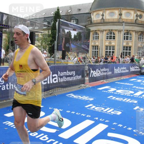 29.06.2025 - hella hamburg halbmarathon Michael Strokosch http://msf.ph/oto/8446165 29.06.2025 10:27:30 Ziel 4678, 9804, 13941, 14019, 15576, 18567, 19114 meine-sportfotos.de