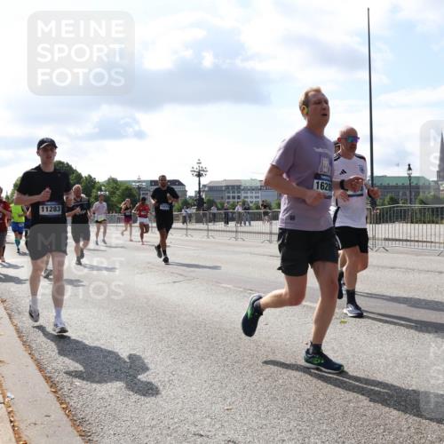 29.06.2025 - hella hamburg halbmarathon Lena Gebhardt http://msf.ph/oto/8446209 29.06.2025 09:53:28 Lombardsbrücke 15519, 11283, 1628, 38888, 1012, 1391, 1466, 1558, 1735, 1750, 1759, 2048, 2213, 2234, 2365, 2402, 2590, 2623, 2890, 2937, 2970, 3004, 3146, 3186, 3304, 3414, 3907, 3928, 4091, 4140, 4247, 4310, 4553, 4997, 5022, 5132, 5362, 5460, 5532, 5623, 5624, 5650, 5692, 6071, 6081, 6152, 6203, 6282, 6375, 6388, 6460, 6712, 6903, 7147, 7204, 7322, 7385, 7448, 7450, 7480, 7765, 8063, 8145, 8664, 9126, 9626, 9633, 9723, 9965, 13009 meine-sportfotos.de