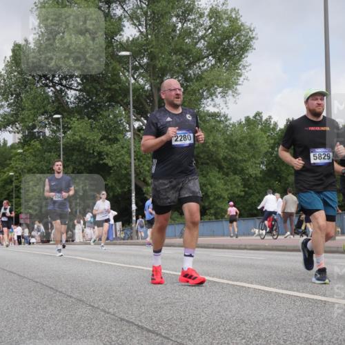 29.06.2025 - hella hamburg halbmarathon Luisa Fischer http://msf.ph/oto/8446216 29.06.2025 10:28:17 Kennedybrücke 3343, 6261, 2280, 5829, 5836, 1352, 2132, 2249, 2280, 3343, 4624, 5138, 5829, 5830, 6261 meine-sportfotos.de