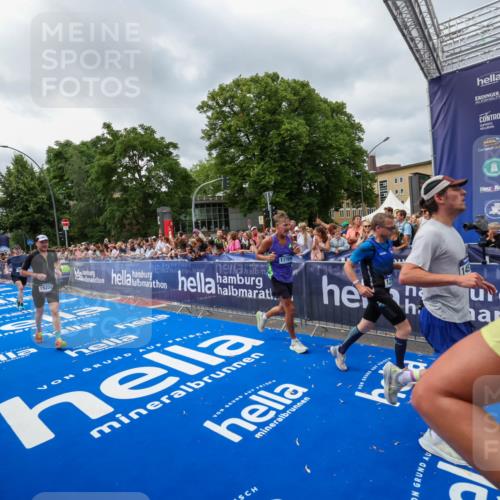 29.06.2025 - hella hamburg halbmarathon Zöllner http://msf.ph/oto/8446219 29.06.2025 10:57:43 Ziel 1239, 1715, 1719, 2606, 2652, 5457, 5458, 10133, 12774, 13523, 14571, 14951, 15217, 15220, 16418, 17455, 17769, 17814, 18388, 18508, 18985 meine-sportfotos.de