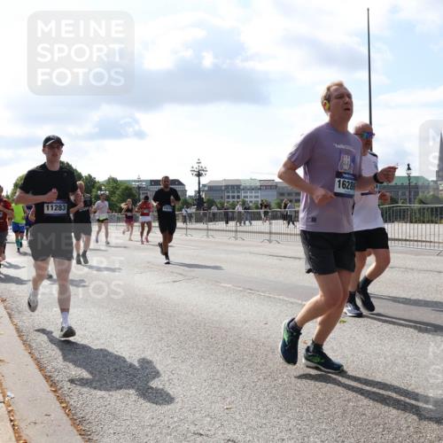 29.06.2025 - hella hamburg halbmarathon Lena Gebhardt http://msf.ph/oto/8446229 29.06.2025 09:53:28 Lombardsbrücke 11283, 15519, 14200, 16286, 1012, 1391, 1466, 1558, 1735, 1750, 1759, 2048, 2213, 2234, 2365, 2402, 2590, 2623, 2890, 2937, 2970, 3004, 3146, 3186, 3304, 3414, 3907, 3928, 4091, 4140, 4247, 4310, 4553, 4997, 5022, 5132, 5362, 5460, 5532, 5623, 5624, 5650, 5692, 6071, 6081, 6152, 6203, 6282, 6375, 6388, 6460, 6712, 6903, 7147, 7204, 7322, 7385, 7448, 7450, 7480, 7765, 8063, 8145, 8664, 9126, 9626, 9633, 9723, 9965, 13009 meine-sportfotos.de