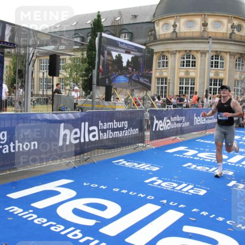 29.06.2025 - hella hamburg halbmarathon Michael Strokosch http://msf.ph/oto/8446231 29.06.2025 10:27:33 Ziel 4678, 9804, 12341, 13941, 18567, 19114 meine-sportfotos.de
