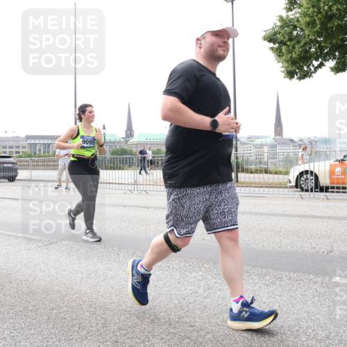 29.06.2025 - hella hamburg halbmarathon Lena Gebhardt http://msf.ph/oto/8446233 29.06.2025 10:30:05 Lombardsbrücke 9095, 1097, 1547, 1694, 2302, 2699, 2901, 3443, 3573, 3613, 4395, 4580, 5063, 5322, 5350, 6598, 6616, 6626, 8388, 8792, 8941, 9095, 9937, 10162, 10880, 11269, 11376, 11444, 11634, 12216, 12227, 12305, 12349, 12350, 12504, 12537, 12710, 13031, 13418, 13810, 14304, 15266, 16182, 16601, 16604, 16735, 16769, 17529, 18046, 18385, 18503, 18671 meine-sportfotos.de