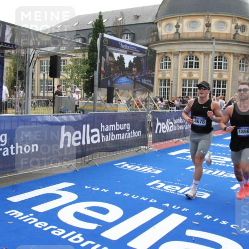 29.06.2025 - hella hamburg halbmarathon Michael Strokosch http://msf.ph/oto/8446245 29.06.2025 10:27:33 Ziel 4678, 9804, 12341, 13941, 18567, 19114 meine-sportfotos.de
