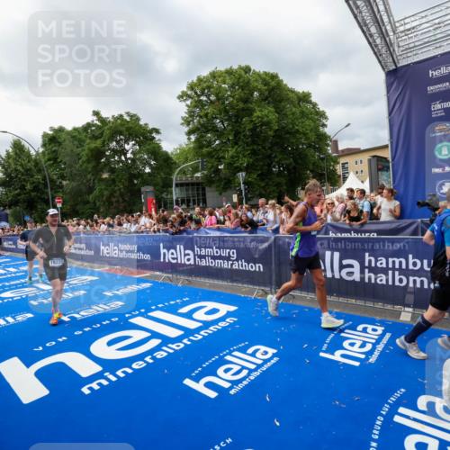 29.06.2025 - hella hamburg halbmarathon Zöllner http://msf.ph/oto/8446249 29.06.2025 10:57:44 Ziel 1239, 1715, 1719, 2606, 7833, 10133, 12774, 13523, 14571, 14951, 15217, 15220, 16418, 17201, 17455, 17769, 17814, 18388, 18508, 18985 meine-sportfotos.de