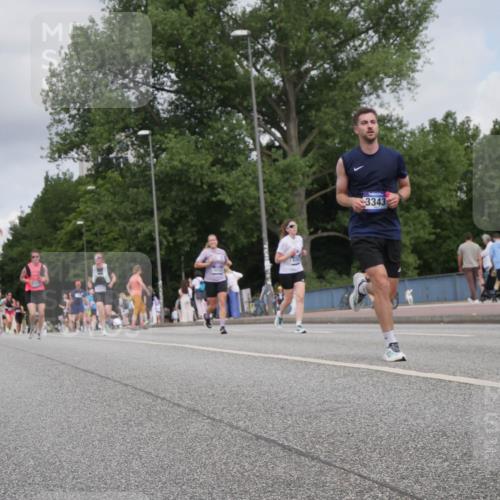 29.06.2025 - hella hamburg halbmarathon Luisa Fischer http://msf.ph/oto/8446254 29.06.2025 10:28:20 Kennedybrücke 3343, 1352, 2132, 2249, 2280, 3343, 4624, 5829, 5830, 6261 meine-sportfotos.de