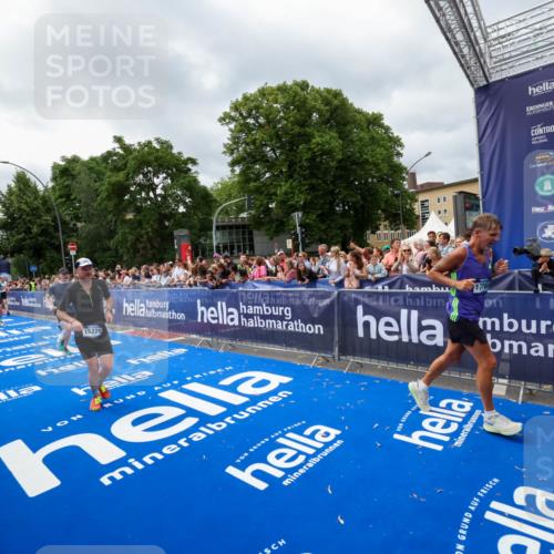 29.06.2025 - hella hamburg halbmarathon Zöllner http://msf.ph/oto/8446266 29.06.2025 10:57:44 Ziel 1239, 1715, 1719, 2606, 7833, 10133, 12774, 13523, 14571, 14951, 15217, 15220, 16418, 17201, 17455, 17769, 17814, 18388, 18508, 18985 meine-sportfotos.de