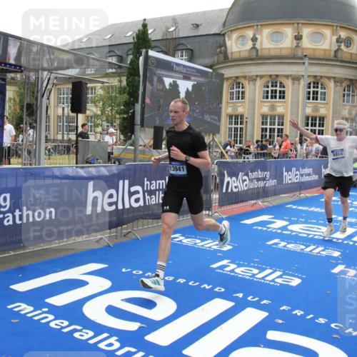 29.06.2025 - hella hamburg halbmarathon Michael Strokosch http://msf.ph/oto/8446329 29.06.2025 10:27:35 Ziel 2203, 4678, 7651, 9804, 12341, 13941, 17354, 18567, 19114 meine-sportfotos.de