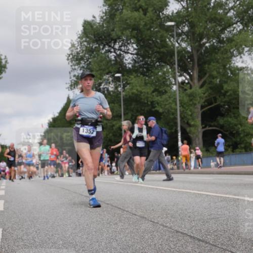29.06.2025 - hella hamburg halbmarathon Luisa Fischer http://msf.ph/oto/8446330 29.06.2025 10:28:24 Kennedybrücke 1352, 15153, 1352, 2249, 3132, 6261 meine-sportfotos.de