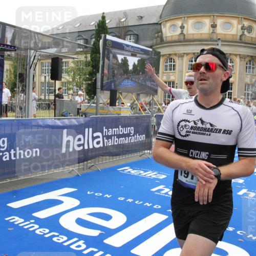 29.06.2025 - hella hamburg halbmarathon Michael Strokosch http://msf.ph/oto/8446357 29.06.2025 10:27:36 Ziel 2203, 4678, 7651, 9804, 12341, 13941, 17354, 18567, 18832, 19114 meine-sportfotos.de