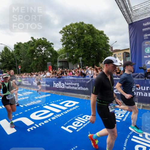 29.06.2025 - hella hamburg halbmarathon Zöllner http://msf.ph/oto/8446360 29.06.2025 10:57:46 Ziel 1715, 1719, 1972, 2606, 5391, 7833, 10133, 12440, 12774, 13523, 14737, 15217, 15220, 16418, 17201, 17455, 17814, 18388, 18508, 18727, 18985 meine-sportfotos.de