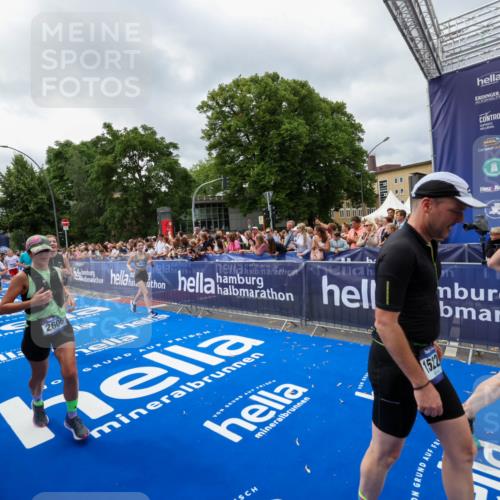 29.06.2025 - hella hamburg halbmarathon Zöllner http://msf.ph/oto/8446386 29.06.2025 10:57:46 Ziel 1715, 1719, 1972, 2606, 5391, 7833, 10133, 12440, 12774, 13523, 14737, 15217, 15220, 16418, 17201, 17455, 17814, 18388, 18508, 18727, 18985 meine-sportfotos.de