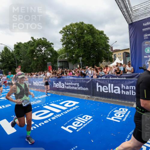 29.06.2025 - hella hamburg halbmarathon Zöllner http://msf.ph/oto/8446400 29.06.2025 10:57:46 Ziel 1715, 1719, 1972, 2606, 5391, 7833, 10133, 12440, 12774, 13523, 14737, 15217, 15220, 16418, 17201, 17455, 17814, 18388, 18508, 18727, 18985 meine-sportfotos.de