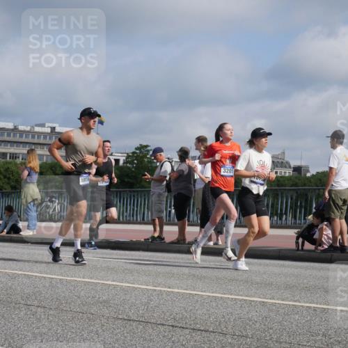 29.06.2025 - hella hamburg halbmarathon Luisa Fischer http://msf.ph/oto/8446417 29.06.2025 09:47:10 Kennedybrücke 18874, 14704, 3201, 3201, 6619, 10156 meine-sportfotos.de