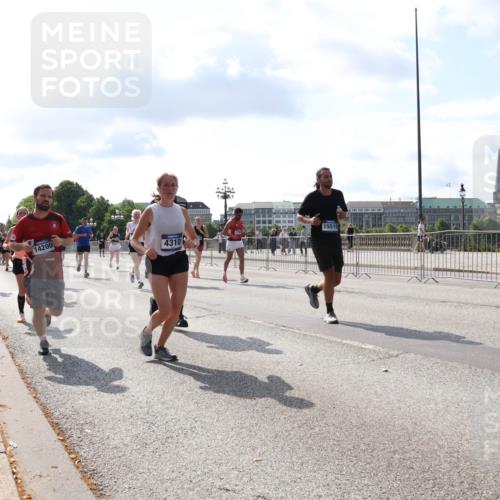 29.06.2025 - hella hamburg halbmarathon Lena Gebhardt http://msf.ph/oto/8446421 29.06.2025 09:53:30 Lombardsbrücke 14200, 4310, 15519, 1012, 1391, 1466, 1558, 1735, 1750, 1759, 2048, 2234, 2365, 2402, 2516, 2590, 2623, 2890, 2937, 3004, 3146, 3186, 3304, 3414, 3907, 4091, 4140, 4247, 4310, 4553, 4997, 5022, 5132, 5362, 5460, 5532, 5623, 5624, 5650, 5692, 6071, 6081, 6152, 6203, 6282, 6375, 6388, 6460, 6575, 6712, 6903, 7147, 7204, 7322, 7385, 7448, 7450, 7480, 7765, 8063, 8145, 8664, 9126, 9626, 9633, 9723, 9965, 11077, 13009 meine-sportfotos.de