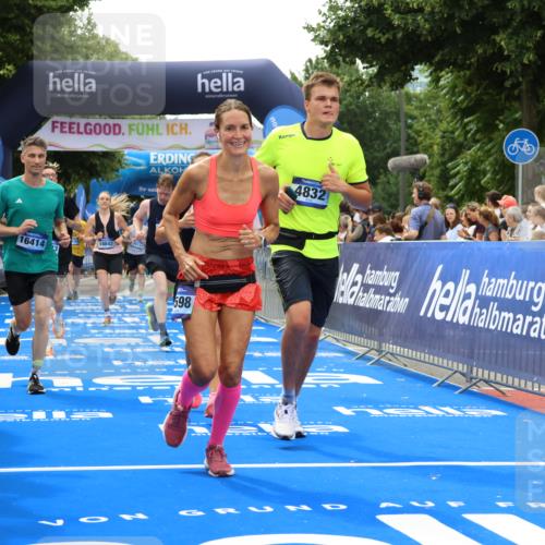 29.06.2025 - hella hamburg halbmarathon Strokosch-Dieckow http://msf.ph/oto/8446468 29.06.2025 10:49:07 Ziel 2013, 4832, 4847, 4890, 6389, 7297, 8112, 8302, 8821, 10184, 13614, 15523, 16369, 16414, 16627, 16731, 17173, 17632, 18598, 18842 meine-sportfotos.de
