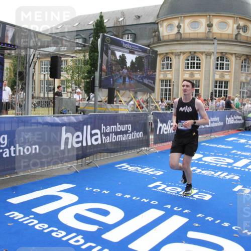 29.06.2025 - hella hamburg halbmarathon Michael Strokosch http://msf.ph/oto/8446473 29.06.2025 10:27:40 Ziel 2203, 7651, 8731, 10655, 12341, 17354, 18832 meine-sportfotos.de