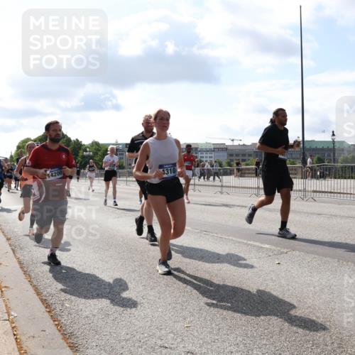 29.06.2025 - hella hamburg halbmarathon Lena Gebhardt http://msf.ph/oto/8446478 29.06.2025 09:53:30 Lombardsbrücke 14200, 4310, 88888, 1012, 1391, 1466, 1558, 1735, 1750, 1759, 2048, 2234, 2365, 2402, 2516, 2590, 2623, 2890, 2937, 3004, 3146, 3186, 3304, 3414, 3907, 4091, 4140, 4247, 4310, 4553, 4997, 5022, 5132, 5362, 5460, 5532, 5623, 5624, 5650, 5692, 6071, 6081, 6152, 6203, 6282, 6375, 6388, 6460, 6575, 6712, 6903, 7147, 7204, 7322, 7385, 7448, 7450, 7480, 7765, 8063, 8145, 8664, 9126, 9626, 9633, 9723, 9965, 11077, 13009 meine-sportfotos.de
