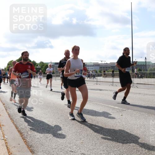 29.06.2025 - hella hamburg halbmarathon Lena Gebhardt http://msf.ph/oto/8446512 29.06.2025 09:53:30 Lombardsbrücke 14200, 4310, 1551, 1012, 1391, 1466, 1558, 1735, 1750, 1759, 2048, 2234, 2365, 2402, 2516, 2590, 2623, 2890, 2937, 3004, 3146, 3186, 3304, 3414, 3907, 4091, 4140, 4247, 4310, 4553, 4997, 5022, 5132, 5362, 5460, 5532, 5623, 5624, 5650, 5692, 6071, 6081, 6152, 6203, 6282, 6375, 6388, 6460, 6575, 6712, 6903, 7147, 7204, 7322, 7385, 7448, 7450, 7480, 7765, 8063, 8145, 8664, 9126, 9626, 9633, 9723, 9965, 11077, 13009 meine-sportfotos.de