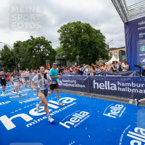 29.06.2025 - hella hamburg halbmarathon Zöllner http://msf.ph/oto/8446561 29.06.2025 10:57:48 Ziel 1715, 1719, 1972, 2034, 5391, 7269, 7833, 10133, 10599, 10703, 12440, 12523, 12774, 13523, 14737, 15217, 16418, 17201, 17455, 18388, 18508, 18727, 18985 meine-sportfotos.de