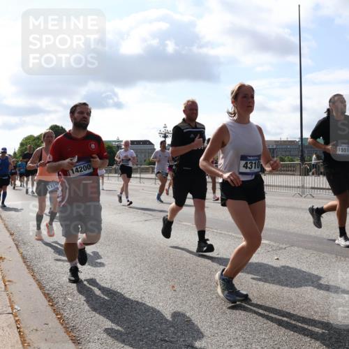 29.06.2025 - hella hamburg halbmarathon Lena Gebhardt http://msf.ph/oto/8446579 29.06.2025 09:53:31 Lombardsbrücke 1774, 14200, 4310, 15519, 1012, 1391, 1466, 1558, 1735, 1750, 1759, 2234, 2365, 2402, 2516, 2590, 2623, 2890, 2937, 3004, 3146, 3186, 3304, 3414, 3907, 4091, 4140, 4247, 4310, 4553, 4997, 5022, 5115, 5132, 5362, 5460, 5532, 5623, 5624, 5650, 5692, 6071, 6081, 6152, 6203, 6282, 6375, 6388, 6460, 6575, 6712, 6903, 7147, 7204, 7322, 7385, 7448, 7450, 7480, 7765, 8063, 8664, 9030, 9126, 9626, 9633, 9723, 9965, 11077, 13009 meine-sportfotos.de