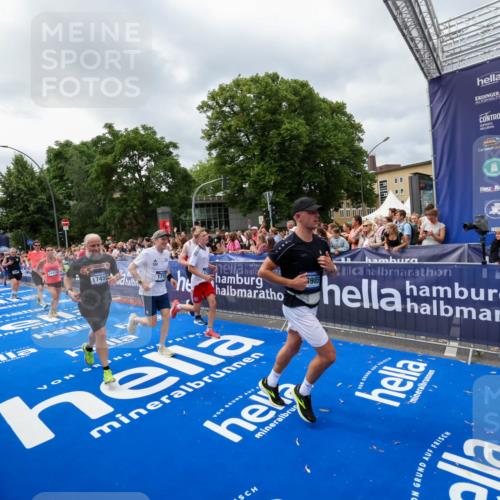 29.06.2025 - hella hamburg halbmarathon Zöllner http://msf.ph/oto/8446598 29.06.2025 10:57:49 Ziel 1715, 1719, 1972, 2034, 5391, 7269, 7833, 10133, 10599, 10703, 12440, 12523, 12774, 13523, 14737, 16418, 16517, 17201, 17455, 18508, 18727, 18985 meine-sportfotos.de