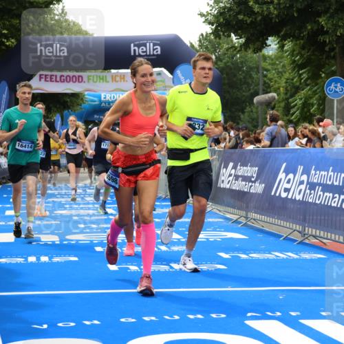 29.06.2025 - hella hamburg halbmarathon Strokosch-Dieckow http://msf.ph/oto/8446616 29.06.2025 10:49:07 Ziel 2013, 4832, 4847, 4890, 6389, 7297, 8112, 8302, 8821, 10184, 13614, 15523, 16369, 16414, 16627, 16731, 17173, 17632, 18598, 18842 meine-sportfotos.de