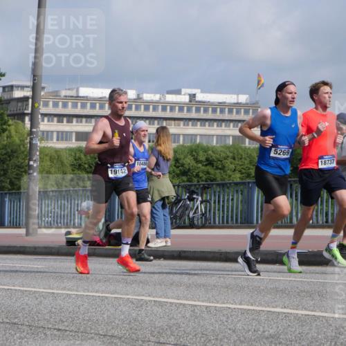 29.06.2025 - hella hamburg halbmarathon Luisa Fischer http://msf.ph/oto/8446659 29.06.2025 09:47:20 Kennedybrücke 19142, 10486, 5269, 18737, 1758, 2746, 5269, 6781, 10486 meine-sportfotos.de