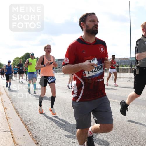 29.06.2025 - hella hamburg halbmarathon Lena Gebhardt http://msf.ph/oto/8446707 29.06.2025 09:53:31 Lombardsbrücke 17748, 000, 14200, 1012, 1391, 1466, 1558, 1735, 1750, 1759, 2234, 2365, 2402, 2516, 2590, 2623, 2890, 2937, 3004, 3146, 3186, 3304, 3414, 3907, 4091, 4140, 4247, 4310, 4553, 4997, 5022, 5115, 5132, 5362, 5460, 5532, 5623, 5624, 5650, 5692, 6071, 6081, 6152, 6203, 6282, 6375, 6388, 6460, 6575, 6712, 6903, 7147, 7204, 7322, 7385, 7448, 7450, 7480, 7765, 8063, 8664, 9030, 9126, 9626, 9633, 9723, 9965, 11077, 13009 meine-sportfotos.de