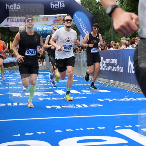 29.06.2025 - hella hamburg halbmarathon Strokosch-Dieckow http://msf.ph/oto/8446716 29.06.2025 10:39:15 Ziel 2044, 3282, 4565, 5752, 6037, 8319, 8925, 11305, 12046, 13479, 13729, 14311, 14359, 15556, 15866, 16656, 17646, 17668, 18149, 18547 meine-sportfotos.de
