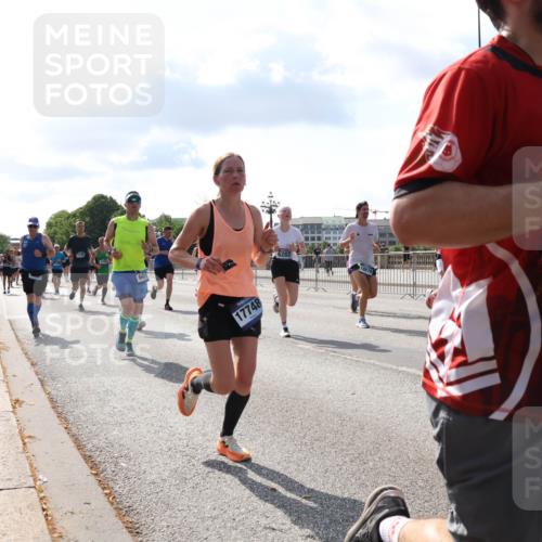 29.06.2025 - hella hamburg halbmarathon Lena Gebhardt http://msf.ph/oto/8446725 29.06.2025 09:53:32 Lombardsbrücke 17748, 1012, 1391, 1466, 1558, 1735, 1750, 1759, 2234, 2270, 2365, 2402, 2516, 2590, 2623, 2890, 2937, 3004, 3146, 3186, 3304, 3414, 3907, 4091, 4140, 4247, 4310, 4553, 4949, 4997, 5022, 5115, 5132, 5362, 5460, 5532, 5623, 5624, 5650, 5692, 6071, 6081, 6152, 6203, 6282, 6375, 6388, 6460, 6575, 6712, 6903, 7204, 7322, 7385, 7448, 7450, 7480, 7765, 8063, 8664, 9030, 9126, 9626, 9633, 9723, 9965, 11077, 13009 meine-sportfotos.de