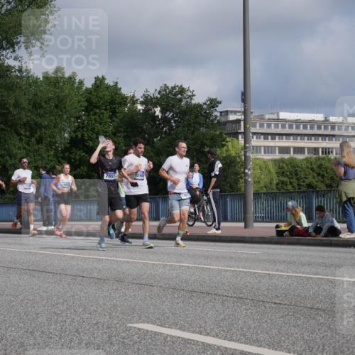 29.06.2025 - hella hamburg halbmarathon Luisa Fischer http://msf.ph/oto/8446737 29.06.2025 09:47:22 Kennedybrücke 6781, 12595, 1758, 16818, 12900, 7651, 1758, 2746, 5070, 5269, 6781, 7272, 8209, 9137, 9381, 10171, 10486 meine-sportfotos.de
