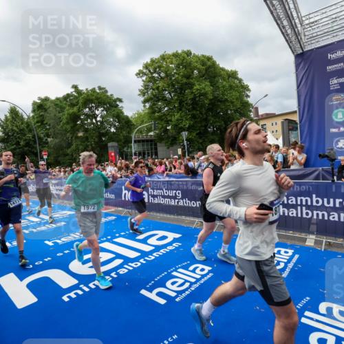 29.06.2025 - hella hamburg halbmarathon Zöllner http://msf.ph/oto/8446749 29.06.2025 10:57:53 Ziel 1972, 2034, 2806, 2883, 5391, 7138, 7269, 7833, 9820, 10599, 10703, 12440, 12523, 13376, 14737, 16517, 17201, 17543, 18492, 18727 meine-sportfotos.de